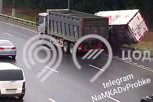 На МКАД на видео попало, как "Газель" перевернулась после удара о большегруз