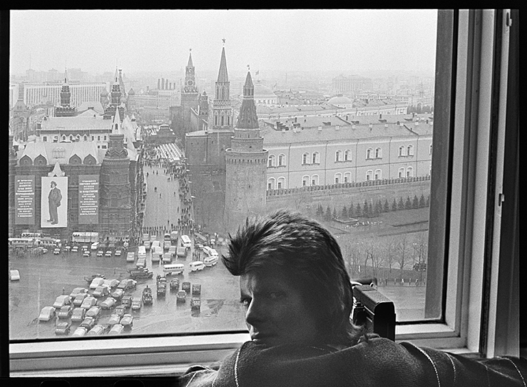 В конце апреля 1973 года Боуи приехал в Москву и пробыл в столице три дня. Он побывал на первомайском параде, сходил в ГУМ и в Оружейную палату.  