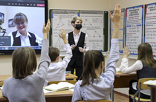 Московским школьникам продлили новогодние каникулы. Как к этому отнеслись учителя и родители?