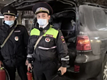 Полицейские в Кабардино-Балкарии помогли локализовать возгорание автомобиля, в котором находилась женщина-водитель и двое малолетних детей