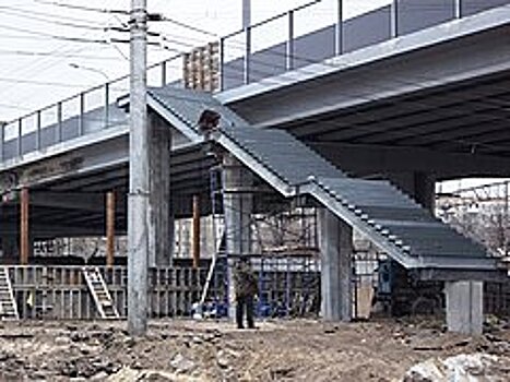 На Комсомольском путепроводе в Волгограде завершают установку лестниц
