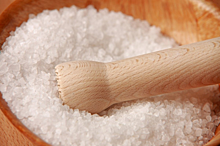 Кардиолог указал на причину любви гипертоников соленой пищи