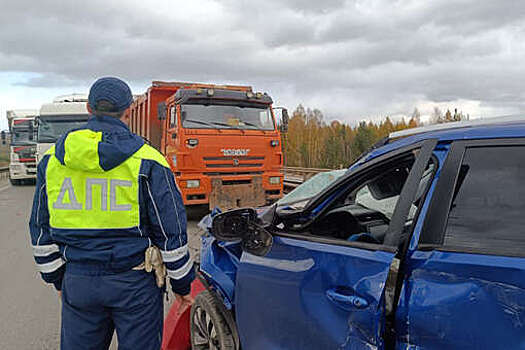 Массовое ДТП с грузовиками привело к пробке в 17 км у Екатеринбурга