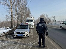 В Новосибирске отправили на спецстоянку два непригодных к эксплуатации грузовика