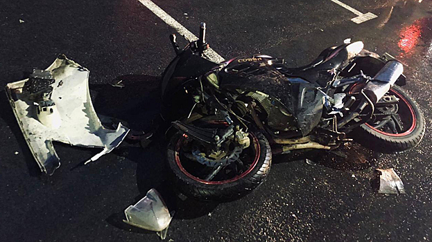 Таксист, по вине которого пострадал мотоциклист, использовал телефон во время движения. ВИДЕО