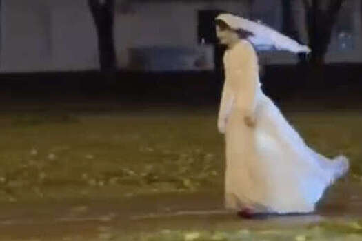 Девушка в платье невесты каталась по Минску на моноколесе и попала на видео