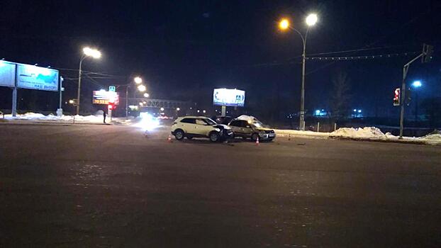 Женщины-водители двух иномарок получили травмы в ДТП на ул Конева