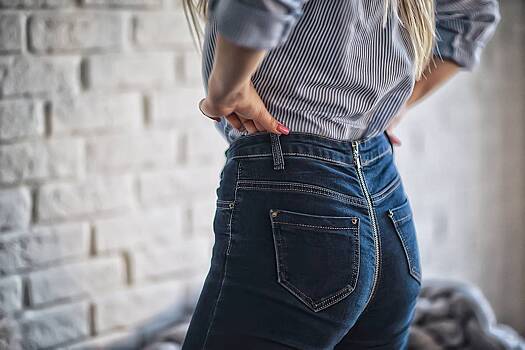 Стилист назвала устаревшие модели джинсов