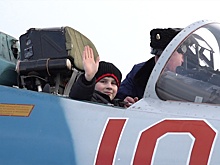 «Елка желаний»: летчики исполнили мечту 10-летнего калининградца побывать на военном аэродроме