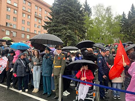 Со слезами на глазах и под проливным дождем отмечали челябинцы День Победы