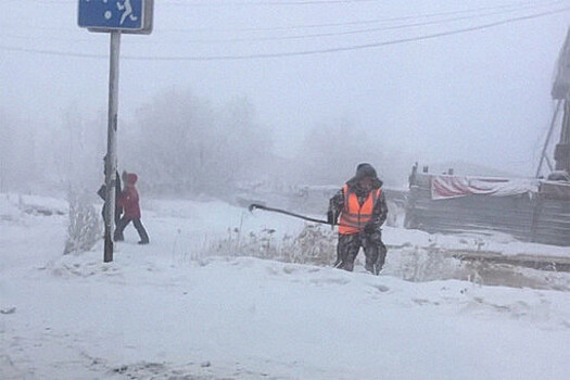 В Якутии коммунальщики вышли косить траву в -50°C
