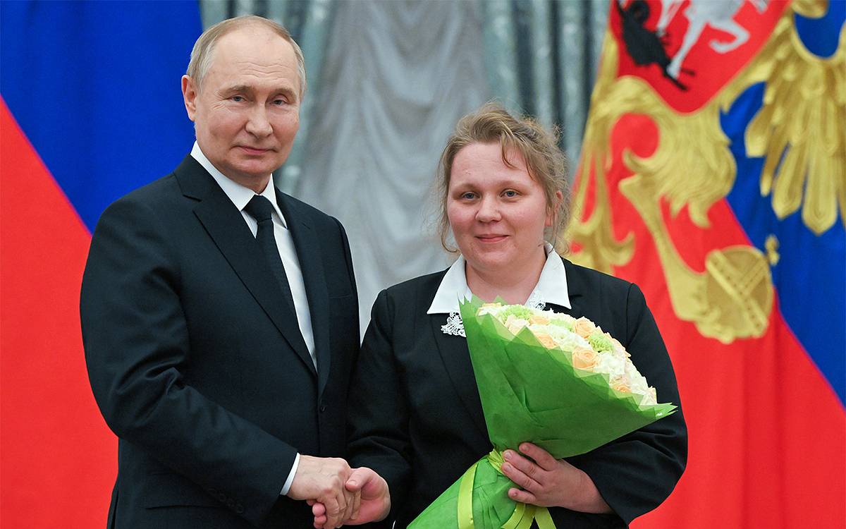 Путин отдал свой бокал шампанского матери 14 детей в Кремле