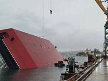 Плавучий кран опрокинулся в Севастополе, два человека погибли