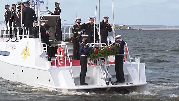 Главком ВМФ возложил венок в воду в честь защитников Ленинграда и Кронштадта
