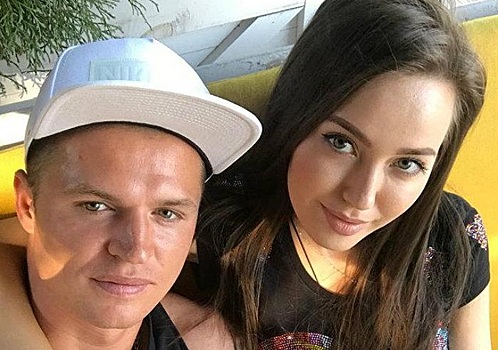 Жена футболиста Дмитрия Тарасова показала подросших дочек