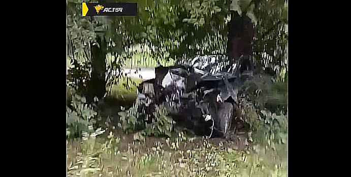 В Новосибирске автомобиль съехал с дороги и врезался в дерево