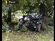 В Новосибирске автомобиль съехал с дороги и врезался в дерево