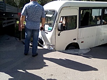 В Таганроге маршрутка провалилась под землю