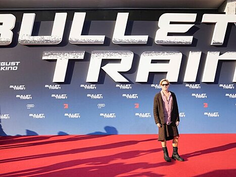 Брэд Питт пришел на премьеру фильма "Быстрее пули" в юбке