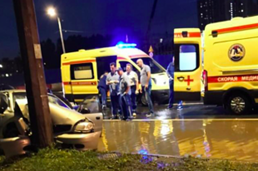 Три человека пострадали в ночном ДТП на Бухарестской улице