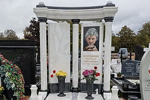 Стало известно, кто ухаживает за могилой Вячеслава Добрынина