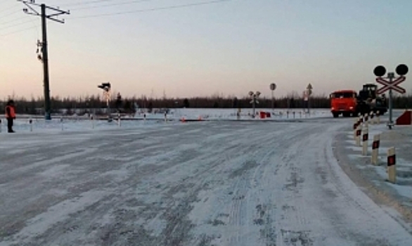 В Ноябрьске из-за гололеда водитель съехал на железнодорожные пути