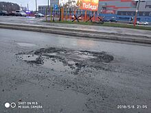 «Разбили молотком»: рабочие убрали вылезший из дороги валун