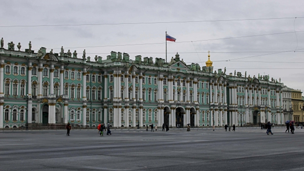 В Эрмитаже объяснили, почему у музея утром выстроилась огромная очередь