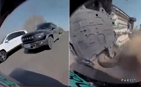 Автовладелец завалил легковушку, пытаясь протиснуться между автомобилей