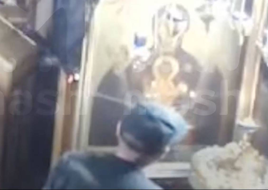 Ворвавшийся в храм россиянин разбил икону со словами «Бога нет» и попал на видео
