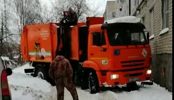 Мусоровоз застрял в снегу во дворе на улице Радиозаводской в Рязани