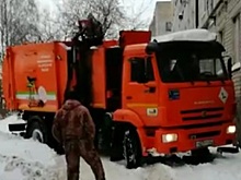 Мусоровоз застрял в снегу во дворе на улице Радиозаводской в Рязани