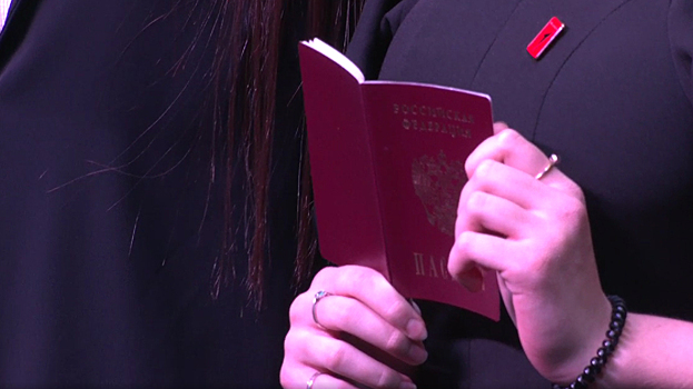 Юным жителям Ноябрьска вручили паспорта в День Конституции России. ВИДЕО