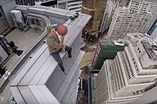 Уралец проделал смертельные трюки на крыше небоскреба в Гонконге