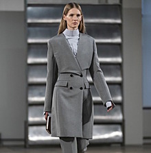 На все времена: лаконичные жакеты, свободные брюки палаццо и однотонные пальто –The Row представил вневременную коллекцию на Неделе моды в Нью-Йорке