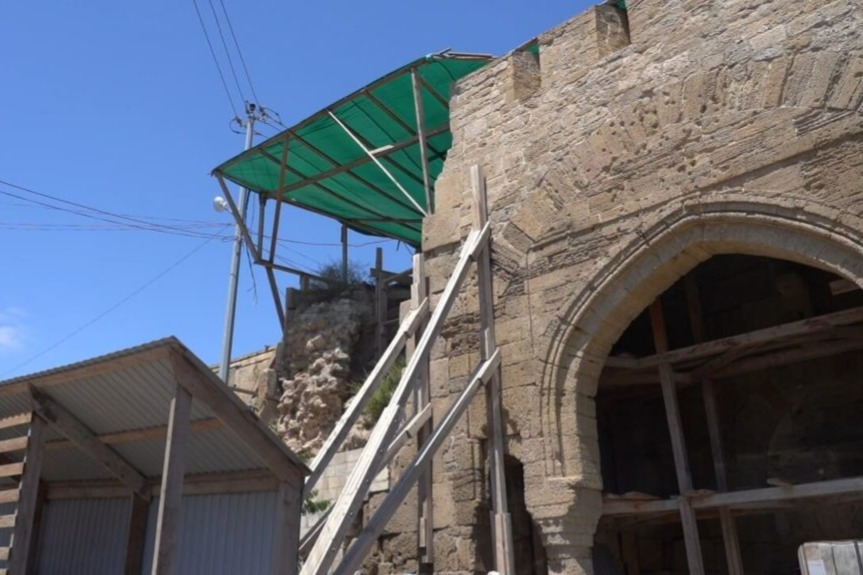 В Дербенте начали реставрировать обрушившуюся часть средневековой крепостной стены