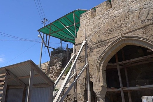 В Дербенте восстанавливают часть крепостной стены