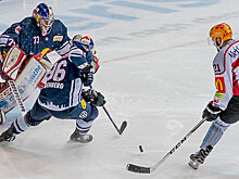 Вратарь «Мюнхена» не дал забить в ворота гол, сдвинув их с места: видео