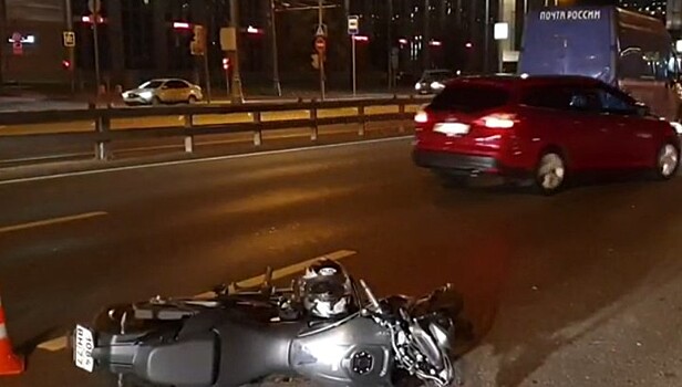 Мотоциклист пострадал в ДТП с фургоном «Почты России» в Москве