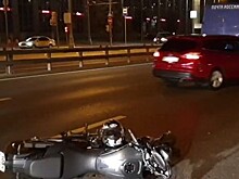 Мотоциклист пострадал в ДТП с фургоном «Почты России» в Москве