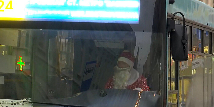 В Петербурге водителем автобуса стал Дед Мороз