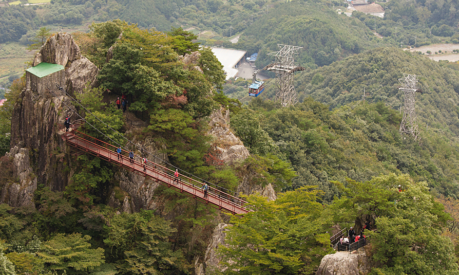 Южнокорейский мост Geumgang славится среди туристов своей необычной конструкцией. Переход по нему может выдержать далеко не каждый человек, так как он сильно раскачивается из стороны в сторону благодаря инженерной хитрости