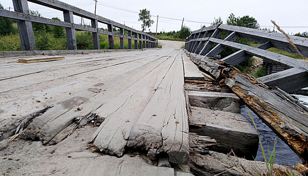 В Сумском Посаде разваливается пешеходный мост