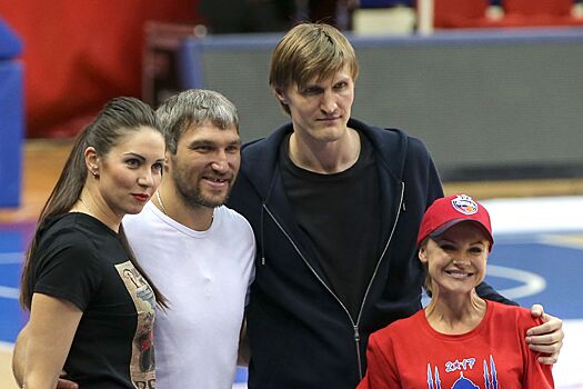 Овечкин показал совместное фото с Андреем Кириленко за просмотром финала Лиги чемпионов