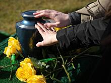 Женщина нашла прах незнакомого мужчины в комиссионном магазине и вернула его семье