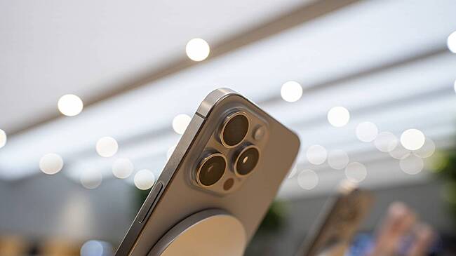 Россиянин вынес из магазина техники 51 iPhone за две минуты