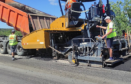 На трассе Благовещенск – Гомелевка, где идёт ремонт, начали укладывать асфальт