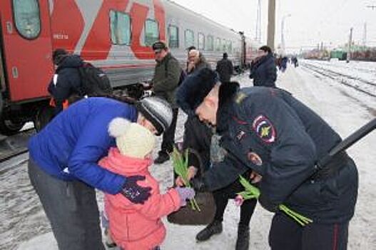 Транспортные полицейские дарили женщинам цветы на вокзале «Рязань-2»