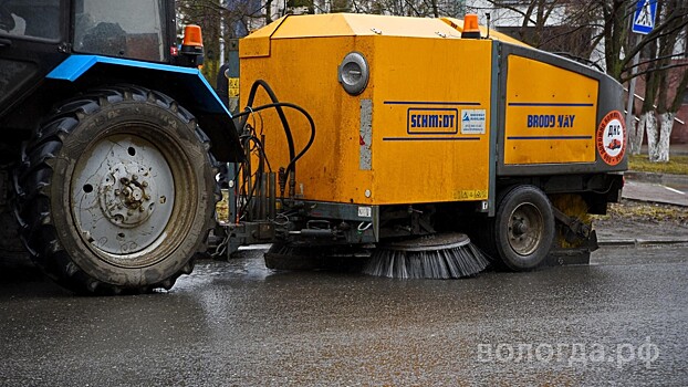 Шесть комбинированных машин борются с пылью в Вологде