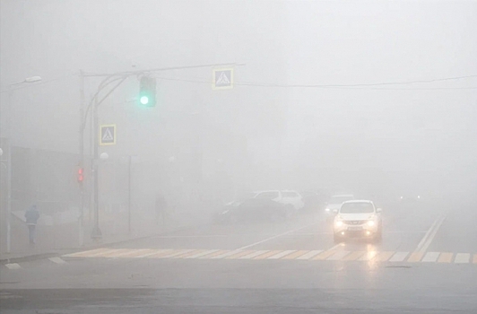 Волгоград окутал густой туман, создав сложные условия для водителей